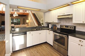 Fridge, microwave, oven, stovetop - Make your vacation shine bright at “Island Light” (St. Simons Island)