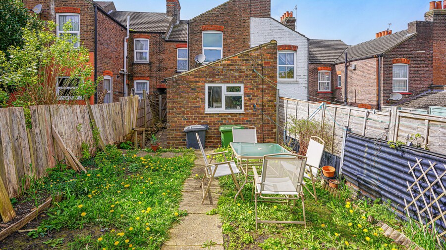 Remarkable 5-bed House in Luton