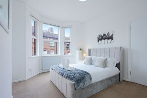 House - 5 Bed House - Sleeps 10 - Parking - Wifi (Luton)