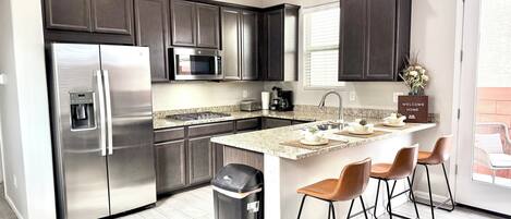 Refrigerador, microondas, horno, placa de cocina