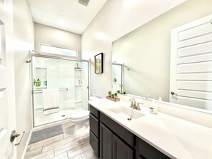 Shower, hair dryer, towels, soap - Modern Guest Suite in Tucson-Vail (Tucson)