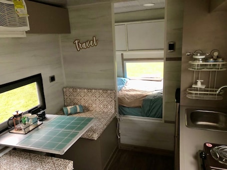 1 bedroom, bed sheets. Camper La Meseta ¡vive la Experiencia de Hospedarte en un Carro Casa!