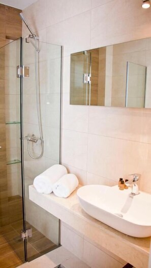 Dusche, Haartrockner, Handtücher