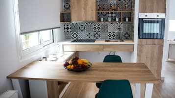 Kühlschrank, Herdplatte, Wasserkocher mit Kaffee-/Teezubehör, Toaster
