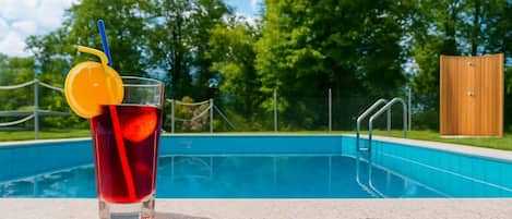 Refreshing drink by the pool – Inviting setup for relaxing outdoors.