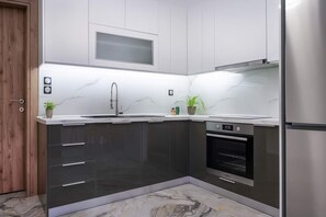 Kühlschrank, Ofen, Kochgeschirr/Geschirr/Besteck