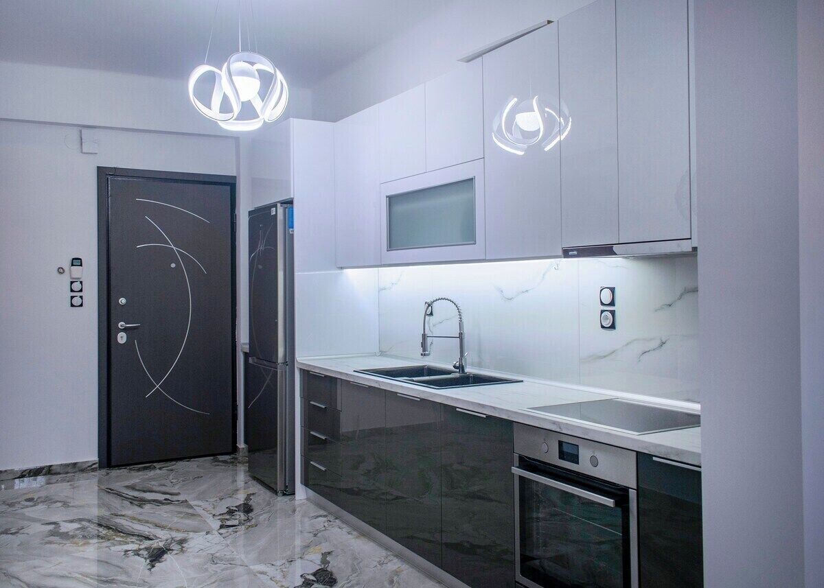 Fridge, oven, stovetop, cookware/dishes/utensils