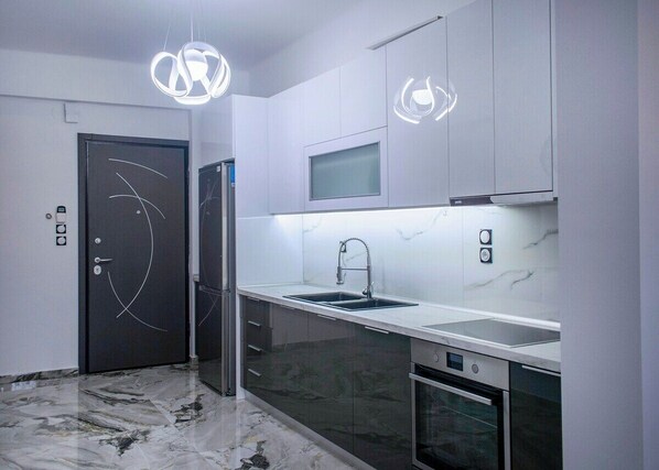 Kühlschrank, Ofen, Herdplatte, Kochgeschirr/Geschirr/Besteck