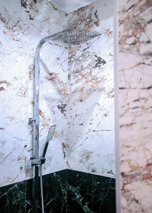 Douche, sèche-cheveux