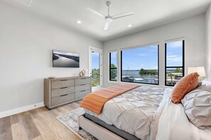 4 habitaciones, escritorio y tabla de planchar con plancha