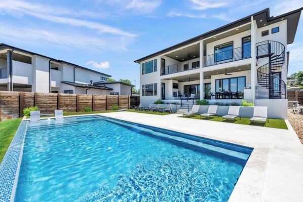 Una piscina al aire libre, una piscina climatizada