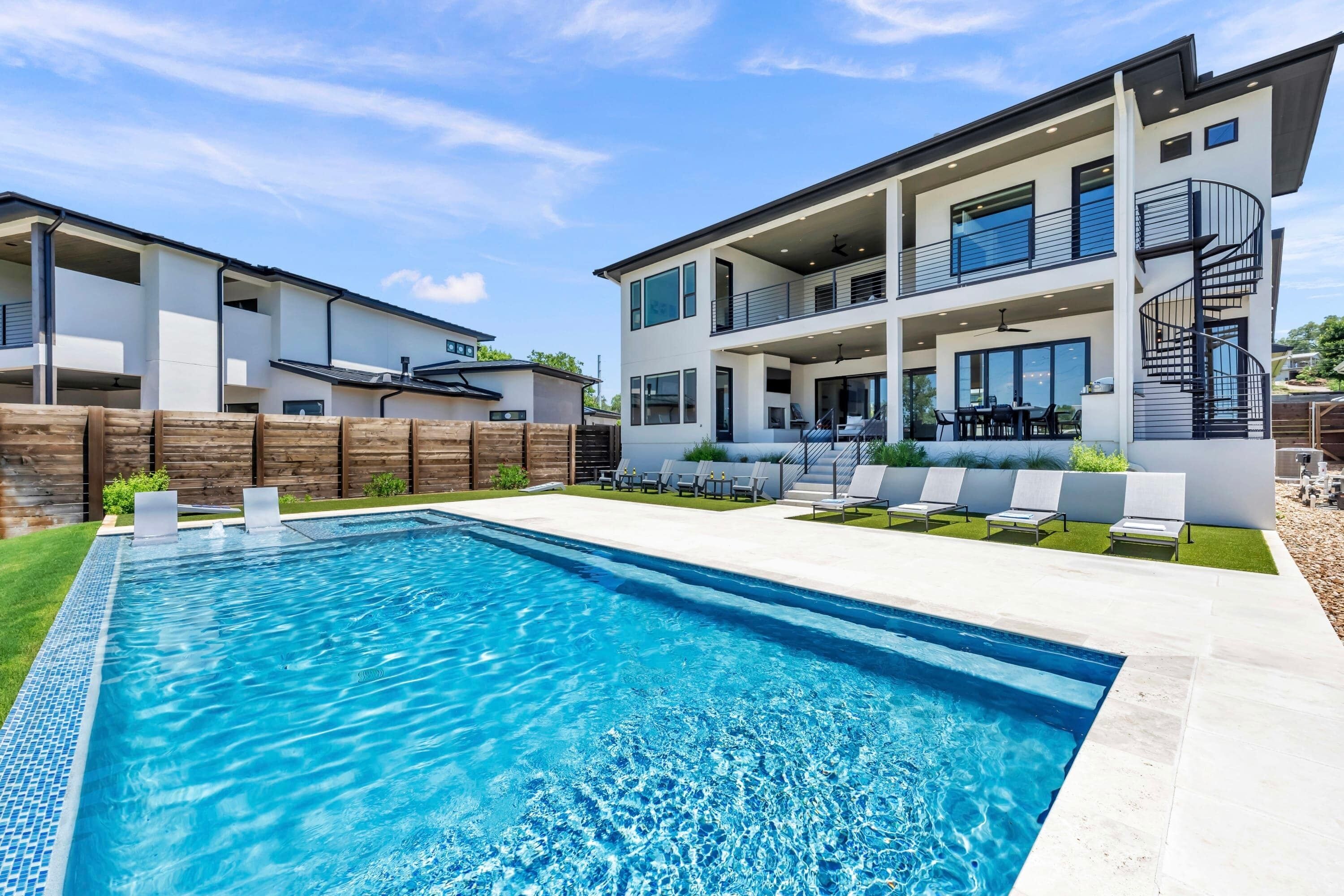 Alberca al aire libre y alberca climatizada