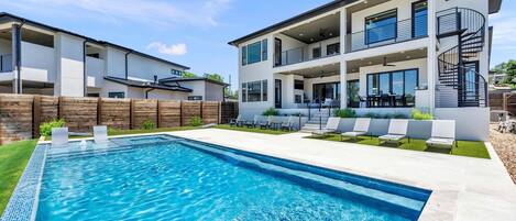 Alberca al aire libre y alberca climatizada