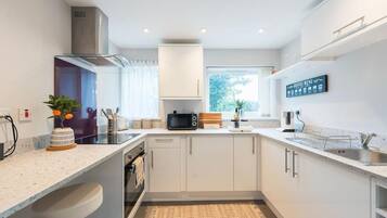 Apartemen | Dapur pribadi | Lemari es, microwave, oven, dan kompor