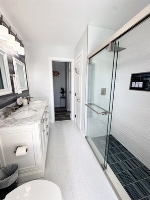 Shower, hair dryer, towels - Pool Oasis 2 Blocks from Beach (Port Orange)