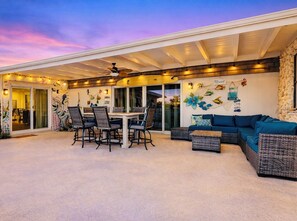 Outdoor dining - Pool Oasis 2 Blocks from Beach (Port Orange)