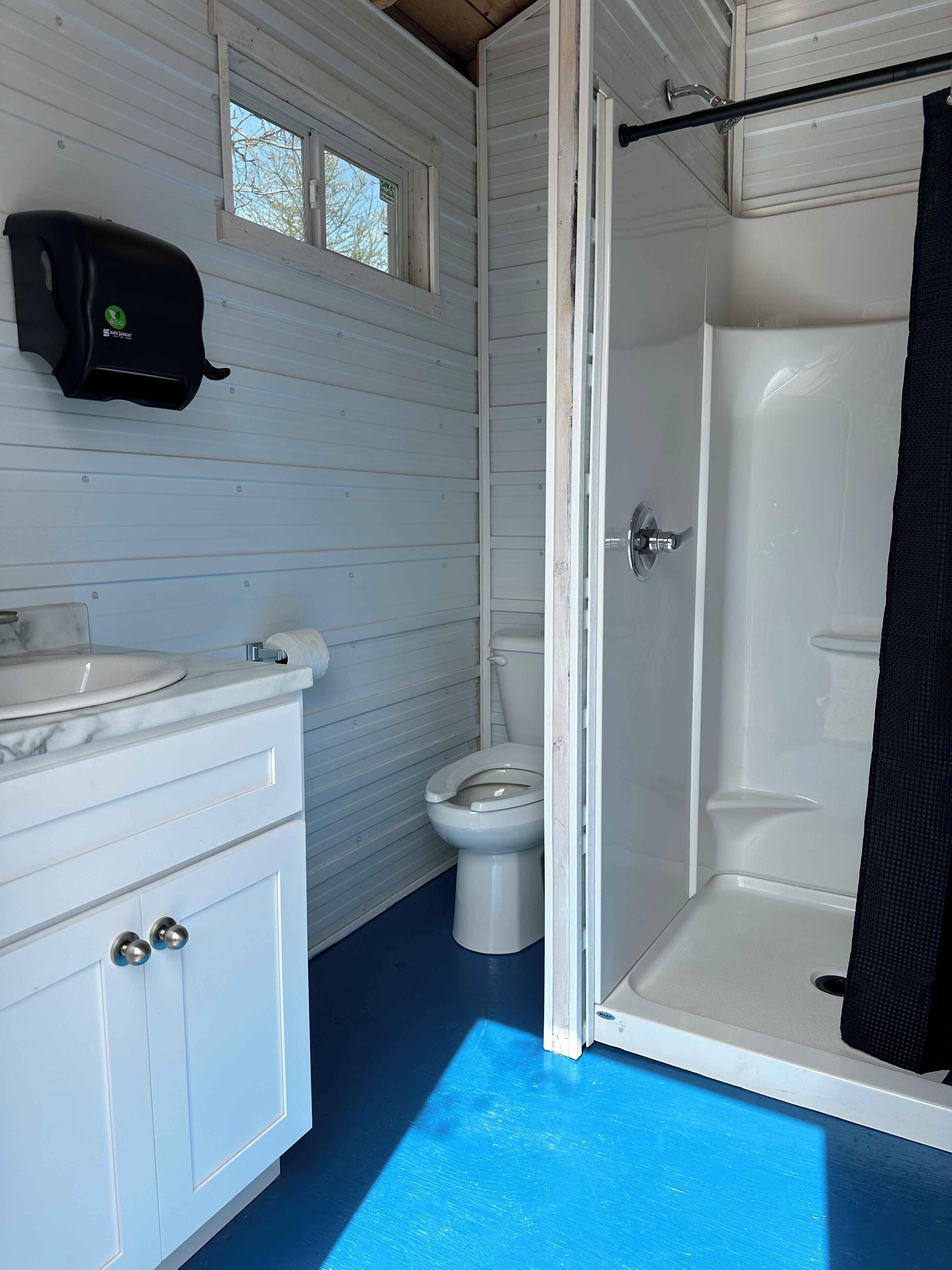 Douche, serviettes fournies, papier toilette