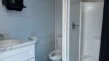 Ducha, toallas, papel higiénico