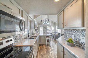 Microondas y placa de cocina