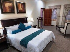 Cubrecamas, decoración personalizada, muebles diferentes y escritorio