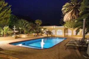 Una piscina al aire libre (de 06:00 a 21:00), sombrillas, tumbonas