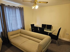 Living area - Stunning 2-bed Apt-freeparking, Close to City (Belfast)