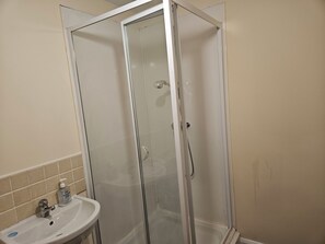Apartment | Bathroom | Shower, towels, toilet paper - Stunning 2-bed Apt-freeparking, Close to City (Belfast)