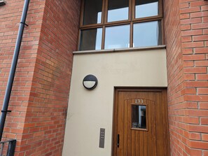 Apartment | Exterior - Stunning 2-bed Apt-freeparking, Close to City (Belfast)