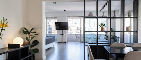 Deluxe-lejlighed - 1 soveværelse (906) | Opholdsområde | 50-tommers smart-tv med kabelkanaler, Netflix, betalingsfilm