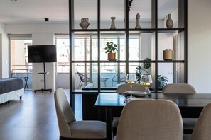 Deluxe Apartment, 1 Bedroom (906) | Dining room