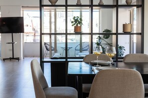 Deluxe Apartment, 1 Bedroom (906) | Dining room