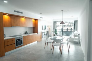 Deluxe Studio (507) | Living area | 50-inch Smart TV with cable channels, Netflix, pay movies - BT Homes - Palacio Paz (Buenos Aires)