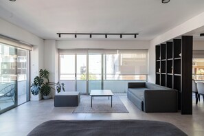 Deluxe Apartment, 1 Bedroom (906) | Living area | 50-inch Smart TV with cable channels, Netflix, pay movies