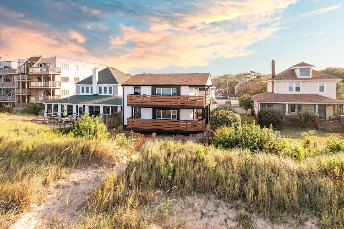 Stand Alone House with Beach Access, Renovated Beach Retreat, Pet Friendly, WiFi