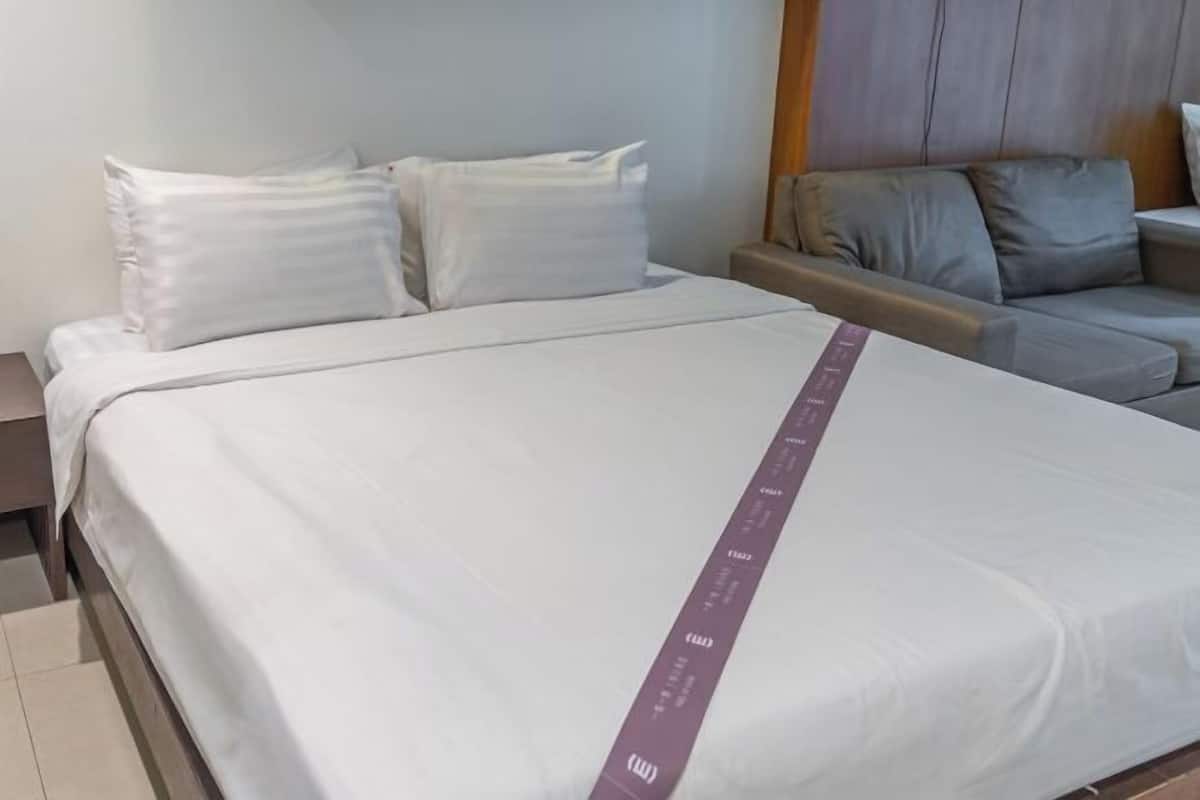In-room safe, individually decorated, individually furnished, desk