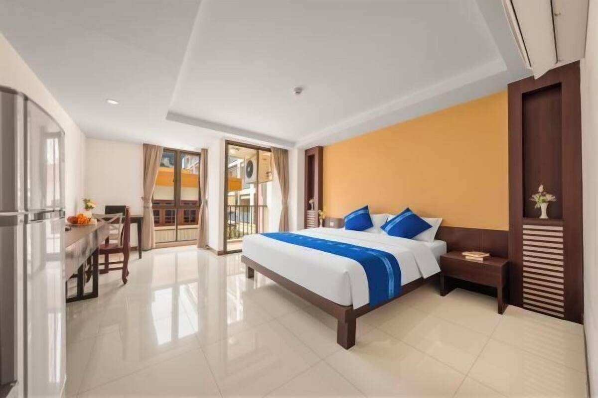 Premium bedding, in-room safe, desk, WiFi (free)