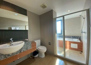 Habitación familiar | Baño | Artículos de higiene personal gratuitos, toallas, jabón y champú