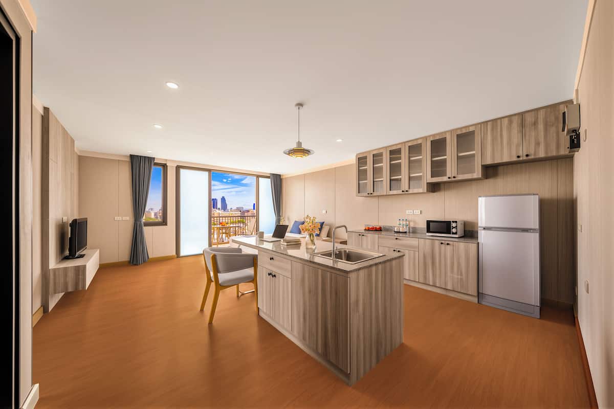 Family Suite | Living area | 32-inch TV with cable channels