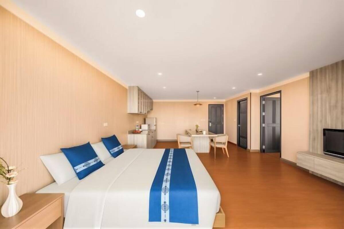 Premium bedding, in-room safe, desk, WiFi (free)