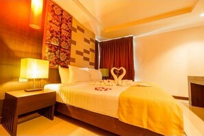 In-room safe, individually decorated, individually furnished, desk - Tycoon Suite Pattaya (Pattaya)
