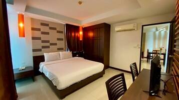 Family Room | In-room safe, individually decorated, individually furnished, desk