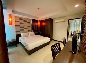 Family Room | In-room safe, individually decorated, individually furnished, desk - Tycoon Suite Pattaya (Pattaya)
