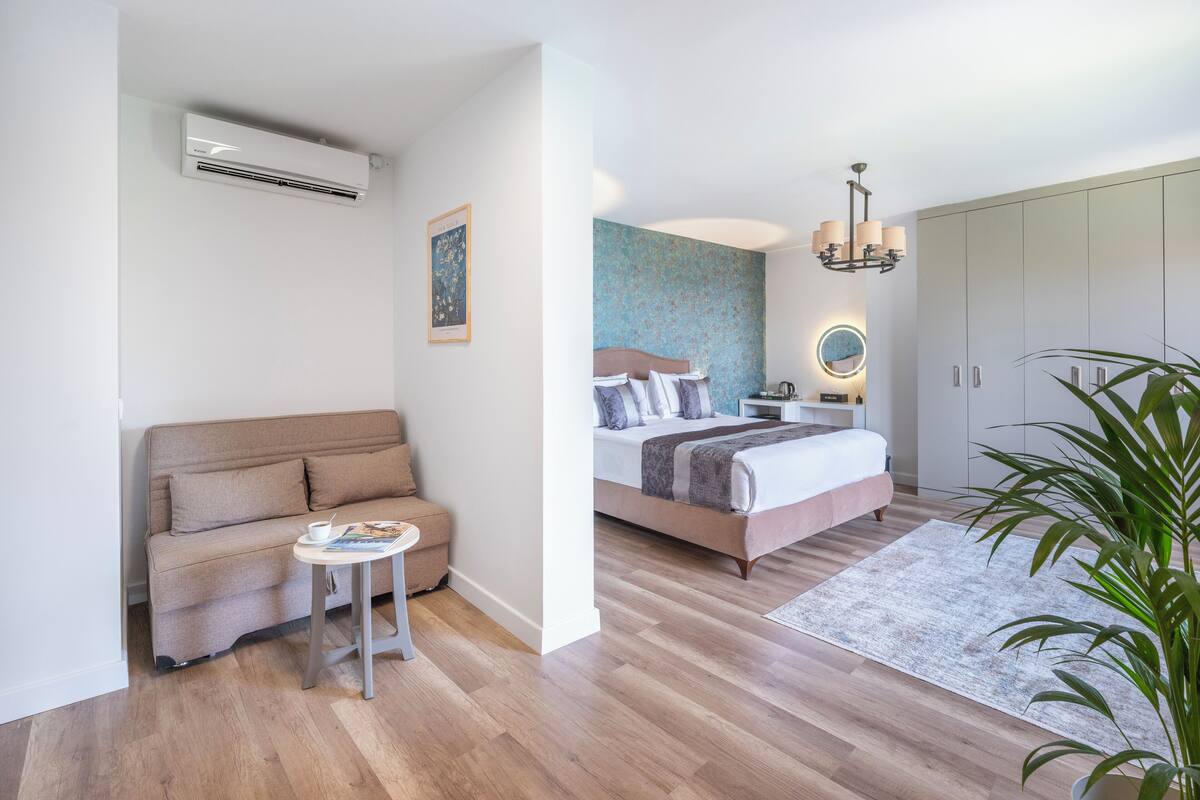 Junior Suite, Sea View | Living area | 40-inch Smart TV with satellite channels