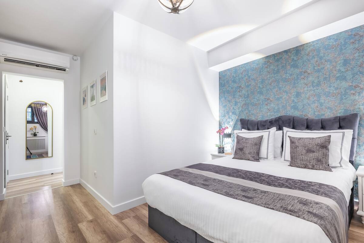 Standard Room | In-room safe, desk, laptop workspace, blackout curtains