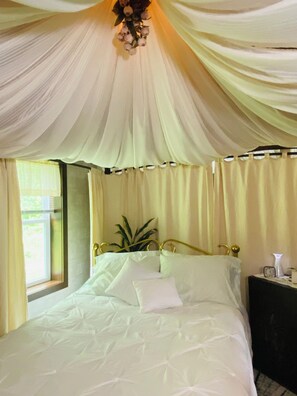 1 bedroom, bed sheets