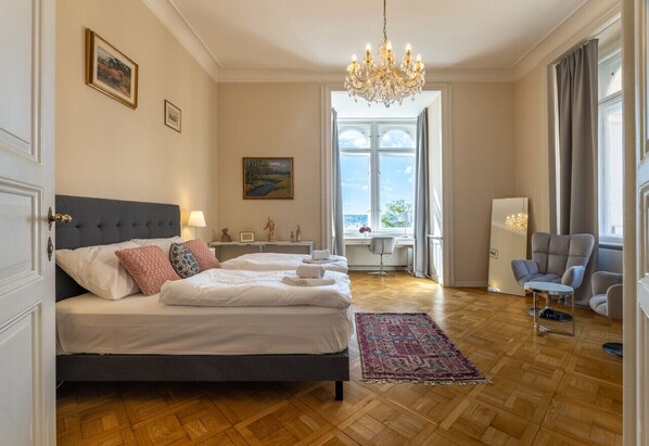 2 chambres, bureau, fer et planche à repasser, accès au Wi-Fi (inclus)