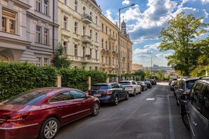 Parking - Luxury City View 3BR Apartment Near National Museum by easyBNB Premium (Prague)
