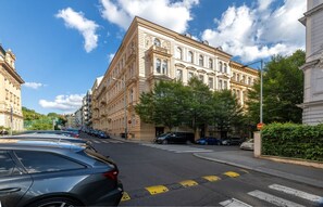 Parking - Luxury City View 3BR Apartment Near National Museum by easyBNB Premium (Prague)