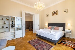 2 habitaciones, escritorio, tabla de planchar con plancha y wifi gratis 