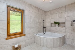 Căn hộ tiện nghi đơn giản, nhiều giường, quang cảnh resort | Phòng tắm | Máy sấy tóc, khăn tắm, giấy vệ sinh